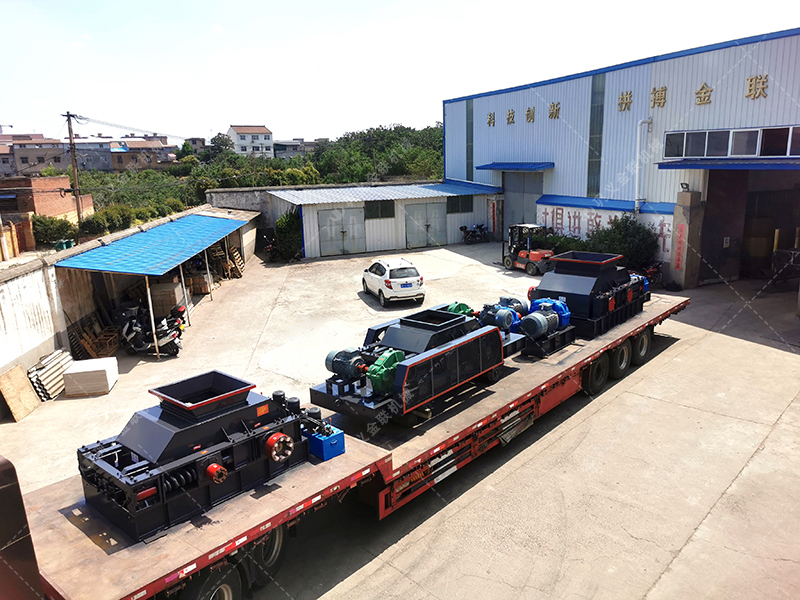 1200*1200雙齒輥破碎機，兩臺900*900軌道移動雙齒輥破碎機發往云南